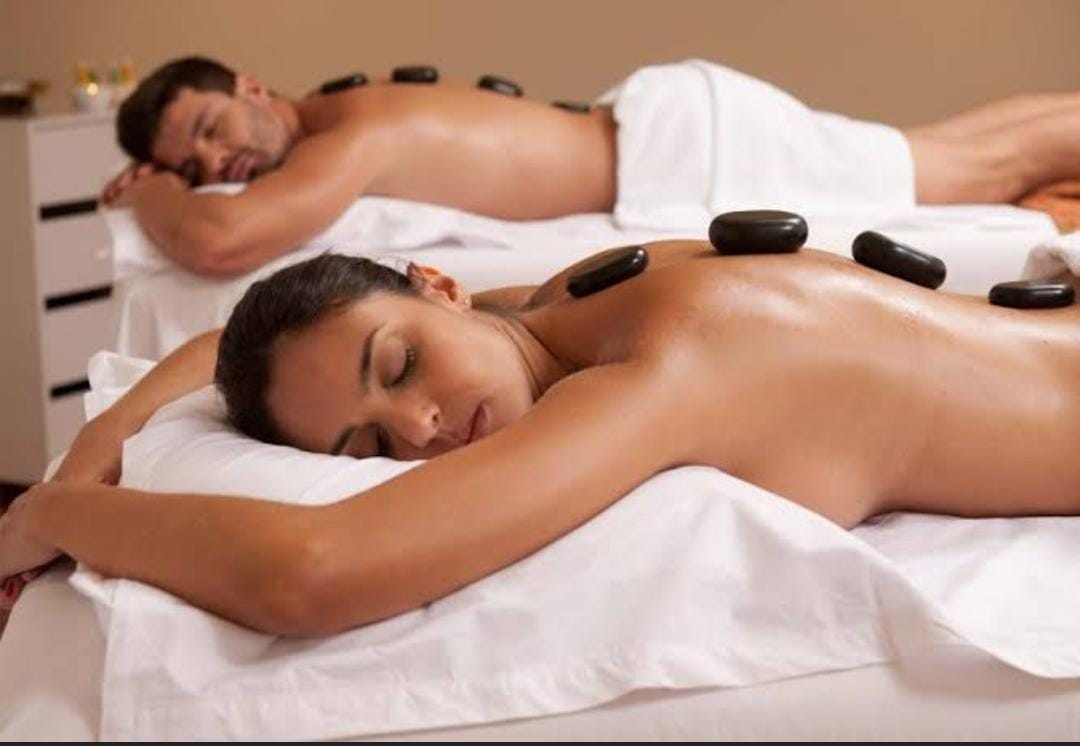 Massagem pedras do vulcão, duo casal